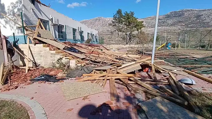 Okul ve restoran çatıları havada uçuştu!