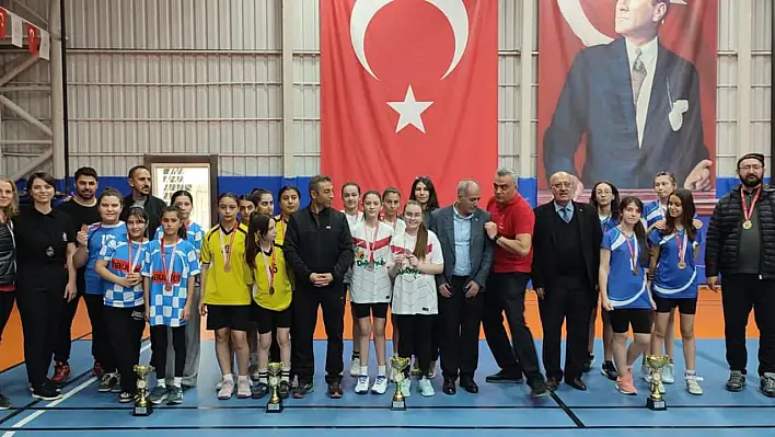 Badminton yıldız kızlar maçları sona erdi