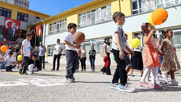 Okullar yarın açılıyor