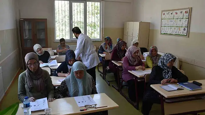Okuma yazma kursu öğrenmenin yaşının olmadığını gösterdi!