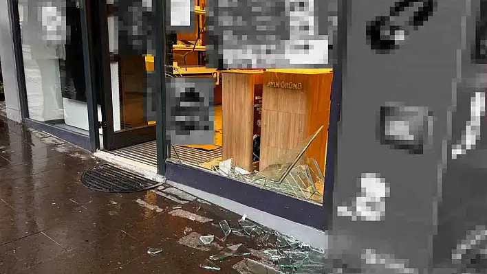 Kırmızı ışıkta bekleyen araç önce kaldırıma çıktı, sonra dükkana girdi