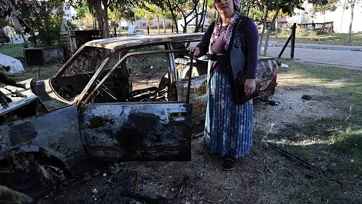 Önce oğlunu dövdüler, sonra otomobili yaktılar