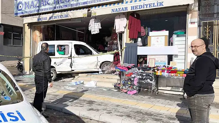 Sivas'ta önce otomobile çarptı, sonra şerit değiştirip iş yerine daldı