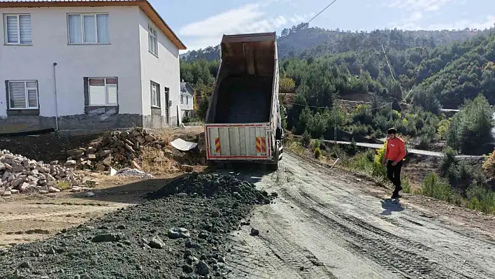 Kırsal mahallelerde ulaşım ağı güçleniyor
