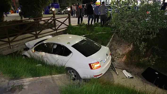 Önündeki araca çarpan otomobil su kanalındaki köprüye saplandı