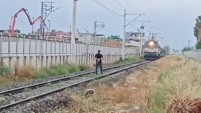 Önüne geçtiği treni durdu, hiçbir şey olmamış gibi gitti