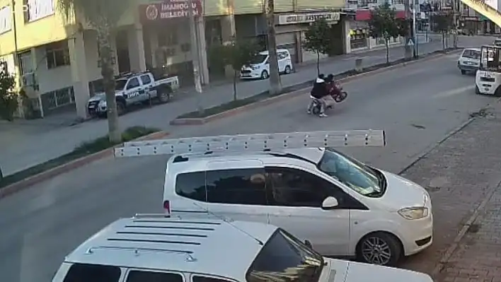 Motosikletin önünü kaldırıp giderken otomobile çarptı: 2 yaralı