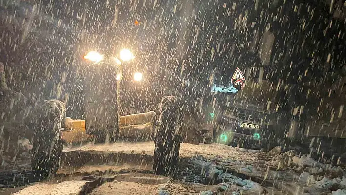 Yoğun kar yağışı Ordu-Sivas kara yolunu ulaşıma kapadı