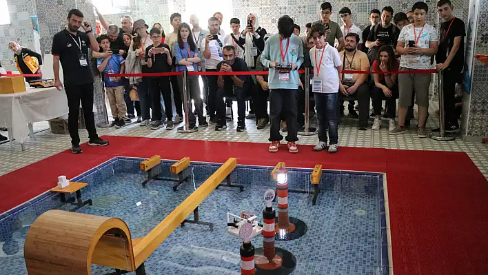 Ortaokul öğrencileri, bu yıl ilk kez su üstü robot kategorisinde yarışıyor!