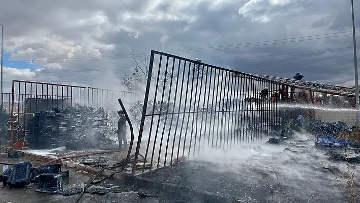 Kayseri Hal Kompleksi'nde yangın - Plastik kasalar tehlike saçtı!