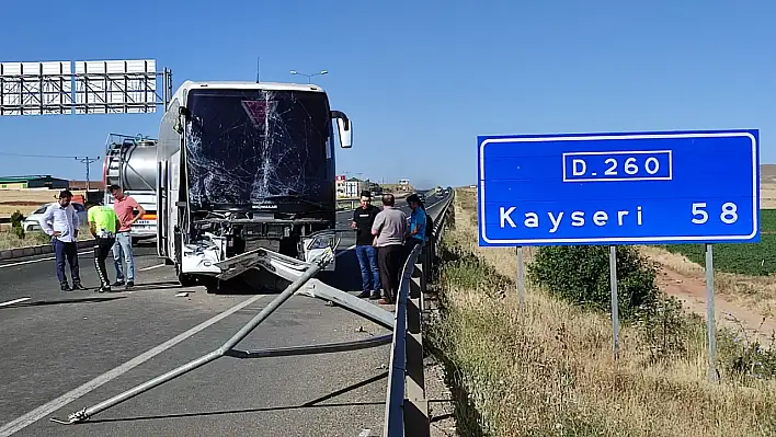 Yolcu otobüsü ile kamyonet çarpıştı: Yaralılar var