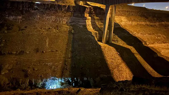 Kayseri'de araç uçurumdan uçtu! Araç hurdaya döndü