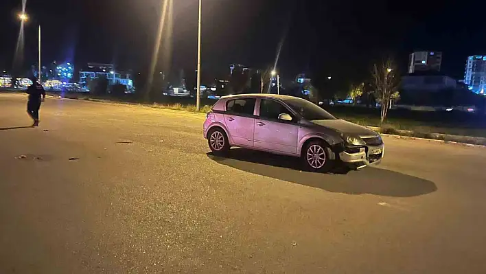 Otomobille çarpışan motosikletin 18 yaşındaki sürücüsü kurtarılamadı