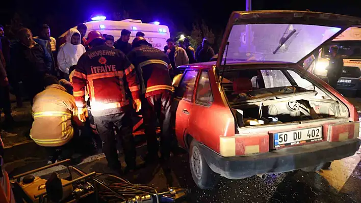 Otomobil kırmızı ışıkta bekleyen araca çarptı!