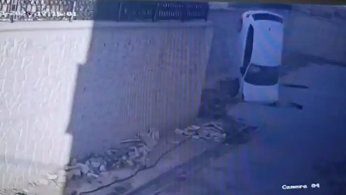 Kontrolden çıkan araç metrelerce yükseklikten okul bahçesine çakıldı