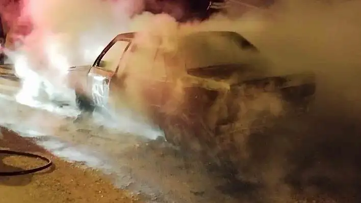 Adana'da seyir halindeki araç aniden alev aldı!