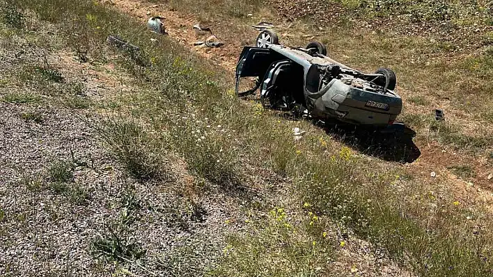Sivas'ta otomobil şarampole uçtu - 2 kişi yaralandı!