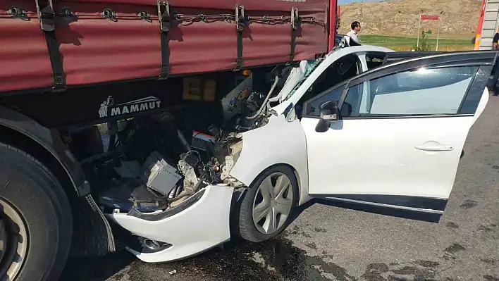 Otomobil tıra çarptı: 2'si çocuk 6 kişi yaralandı!