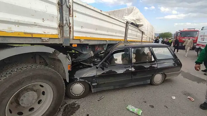 Otomobil tırın altına girdi!