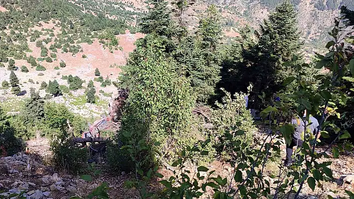 Adana'da feci kaza: Otomobil uçuruma yuvarlandı, 2 ölü