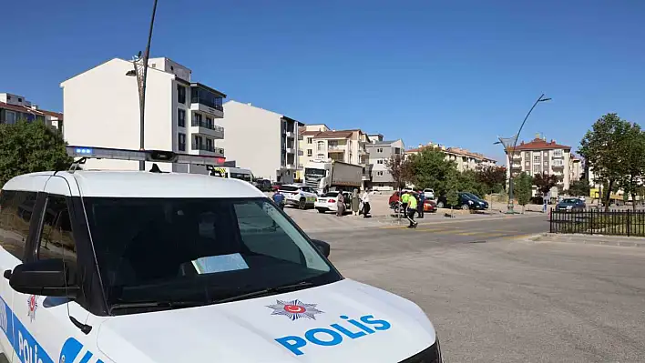 Aynı kavşak, yine kaza!