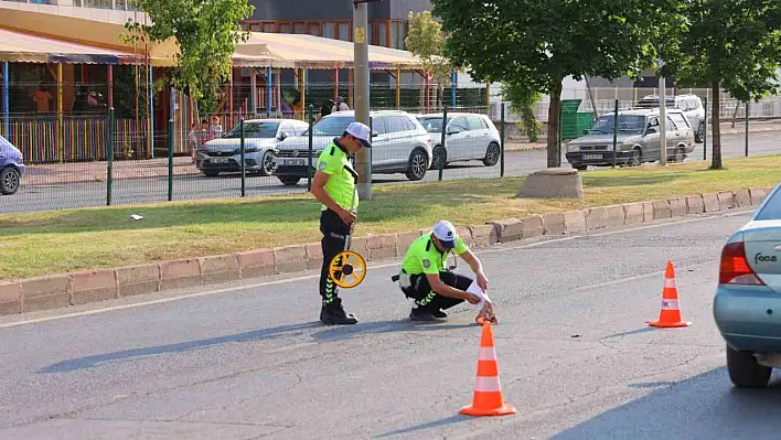Yolun karşısına geçmek isterken canından oldu
