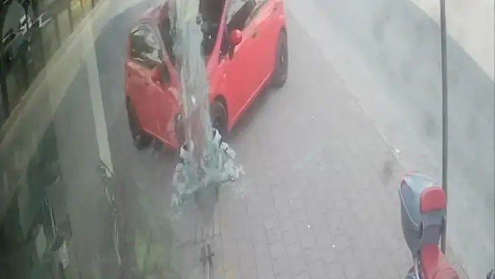 Adana'da otomobil mağazaya daldı: Kaza anı kamerada!