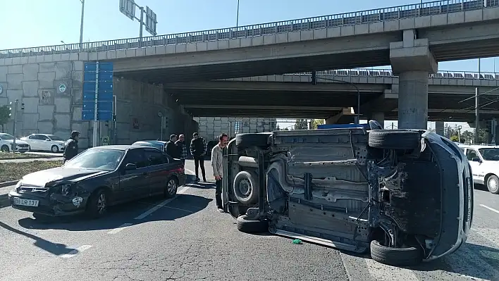 Otomobille çarpışan hafif ticari araç yan yattı: 1 yaralı