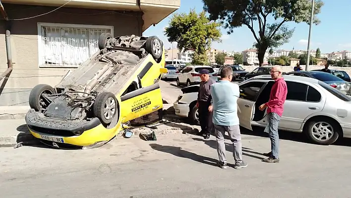 Otomobille çarpışan taksi takla attı