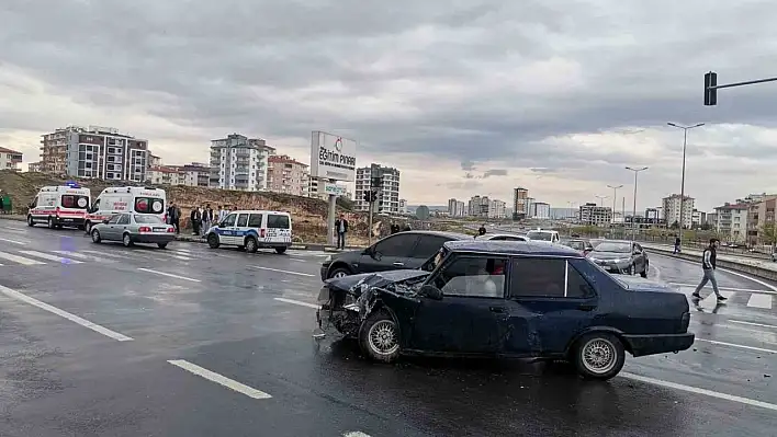 Otomobiller kafa kafaya çarpıştı