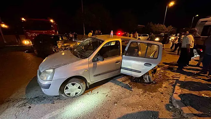 Kayseri'de otomobiller çarpıştı: Araçta sıkışan kadının imdadına itfaiye ekipleri yetişti!
