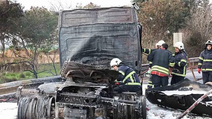 Polis sürücüyü kurtardı, itfaiye yangını söndürdü! Otoyol trafiğe açıldı