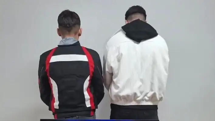 Oyuncak silahla şov yapıp sosyal medyada paylaştılar, polisten kurtulamadılar!