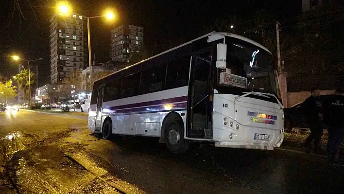 Özel halk otobüsü çukura düştü!