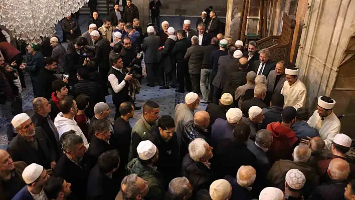 Özhaseki, bayram namazını Cami Kebir'de kılarak, vatandaşlarla bayramlaştı