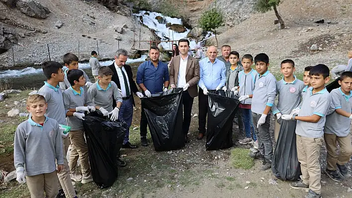 Öztürk öğrencilerle birlikte çevre temizliği yaptı