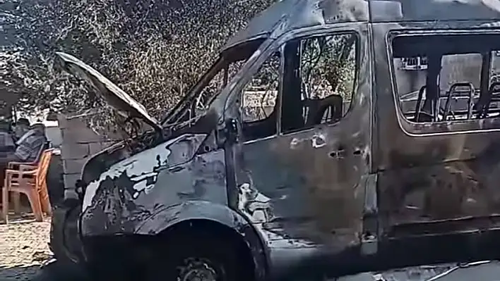 Midibüs yangını maddi hasara yol açtı