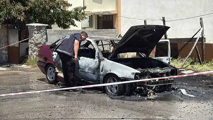 Park halindeki otomobil alev aldı: Küle döndü!