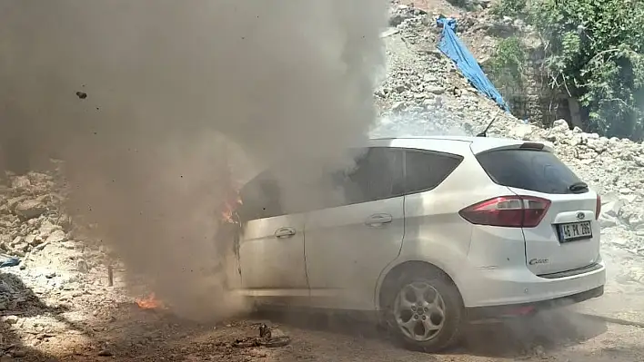 Kahramanmaraş'ta park halindeki otomobil alev aldı