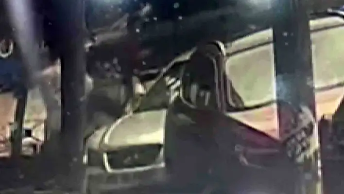 Adana'da park halindeki otomobile saldırıp kaçtı!