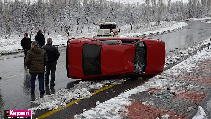 Kaldırıma çarpan otomobil devrildi