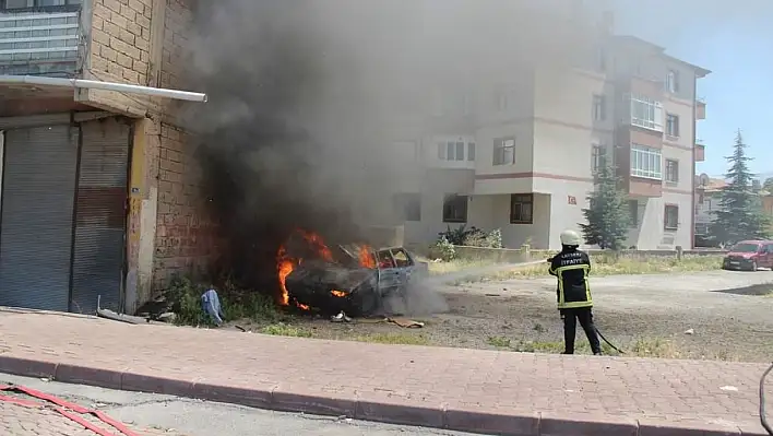 Otomobil bir anda küle döndü