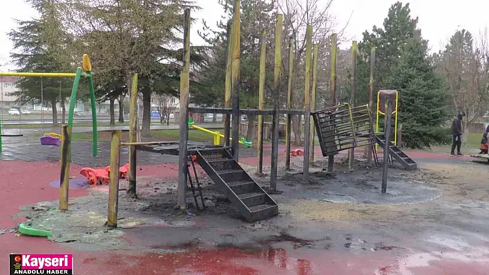 Park yandı, oyuncaklar kül oldu