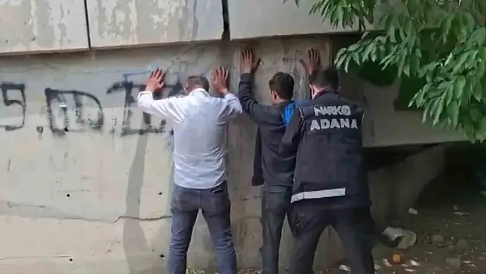 Parklar ve köprü altlarında uyuşturucu kullanan 45 şahıs yakalandı