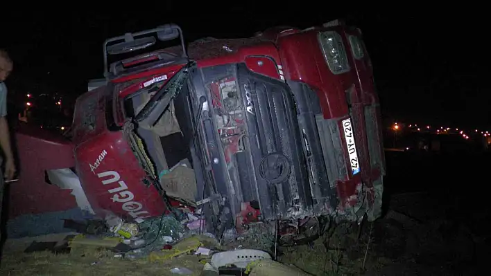 Yük dolu  tır devrildi ölü ve yaralılar var