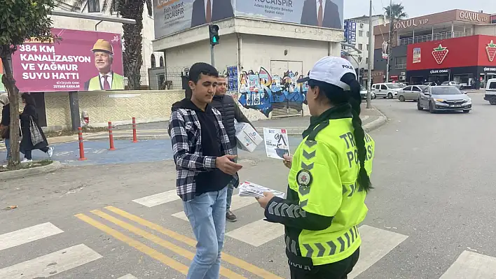 Polis sürücüleri ve yayaları bilgilendirdi