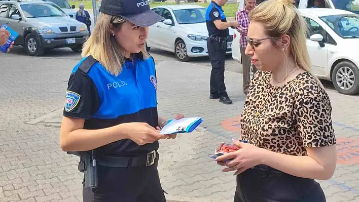 Polis vatandaşı parasını kaptırmaması için ATM önünde uyardı