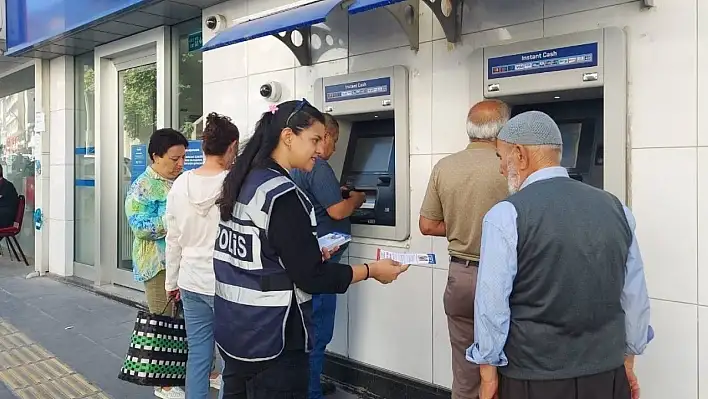 Polis vatandaşları dolandırıcılık ve hırsızlığa karşı bilgilendirdi!