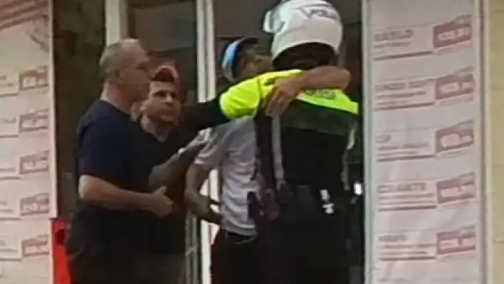 Polis ve özel birey arasında duygulandıran görüntüler