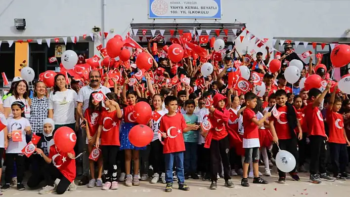 Polisler, çocuklarla Cumhuriyet'in 100. yılını kutladı